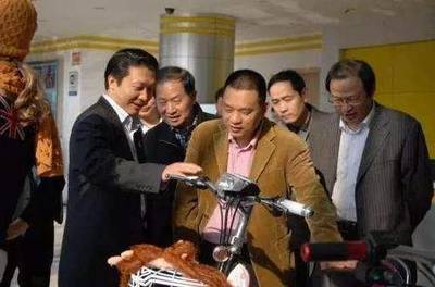 從初中生到億萬(wàn)富翁 一位海南房產(chǎn)大亨的逆襲之路